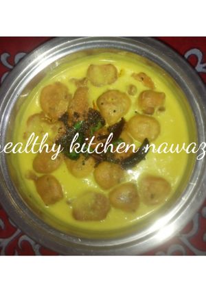 दही बेसन कड़ी पकोड़ा (DAHI BESAN KADHI PAKODA RECIPE IN HINDI) रेसिपी मुख्य फोटो