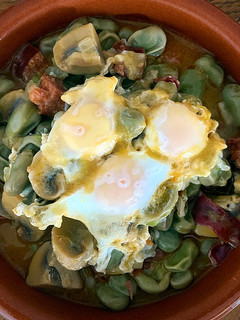 Una foto de Habas con champiñones y huevos de codorniz
