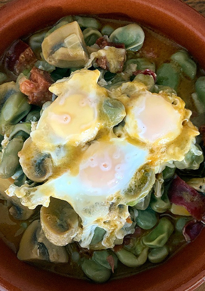 Una foto de Habas con champiñones y huevos de codorniz