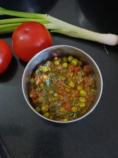 લીલી ડુંગળી વટાણા નું શાક (Lili Dungri Vatana Shak Recipe In Gujarati) રેસીપી મુખ્ય ફોટો