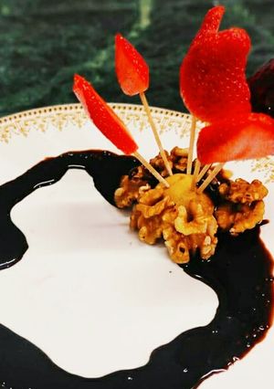 अखरोट चॉकलेट स्ट्रॉबेरी स्टिक(Akhrot chocolate strawberry stick recipe in Hindi) रेसिपी मुख्य फोटो