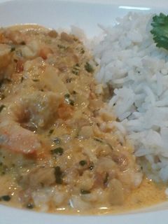 Una foto de Langostinos con salsa de anacardos y basmati aromatizado