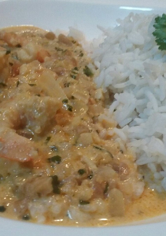 Una foto de Langostinos con salsa de anacardos y basmati aromatizado