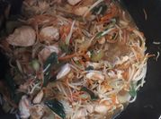 Una foto de comida china con verduras