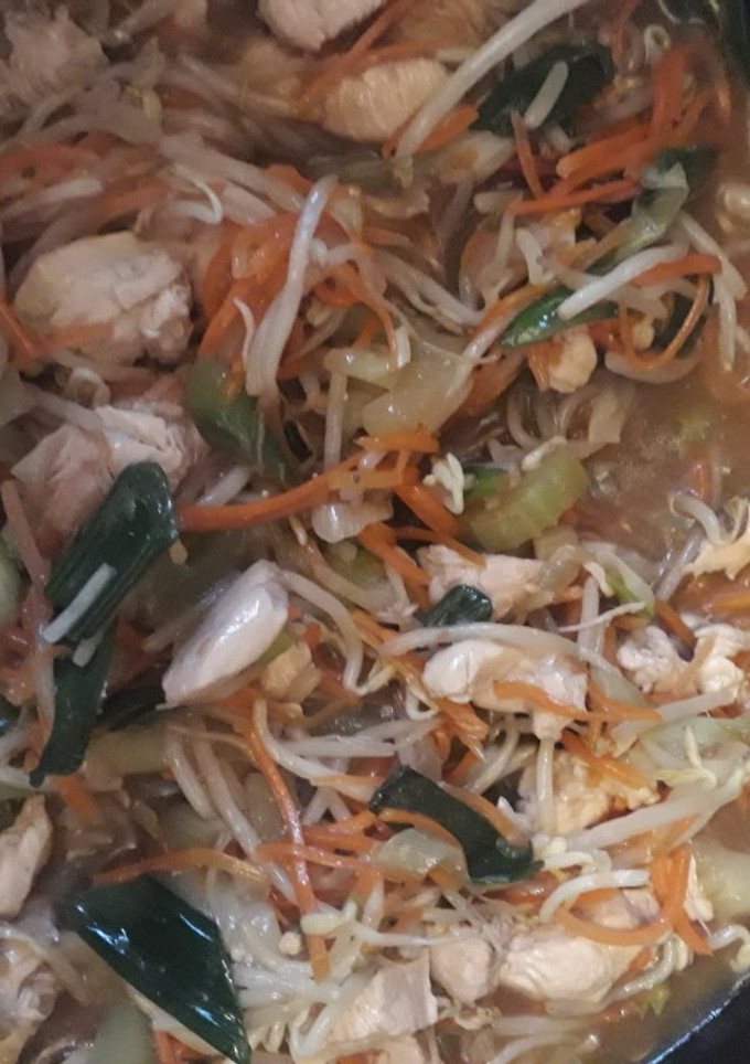 Una foto de Arroz con chapsui de pollo 😋