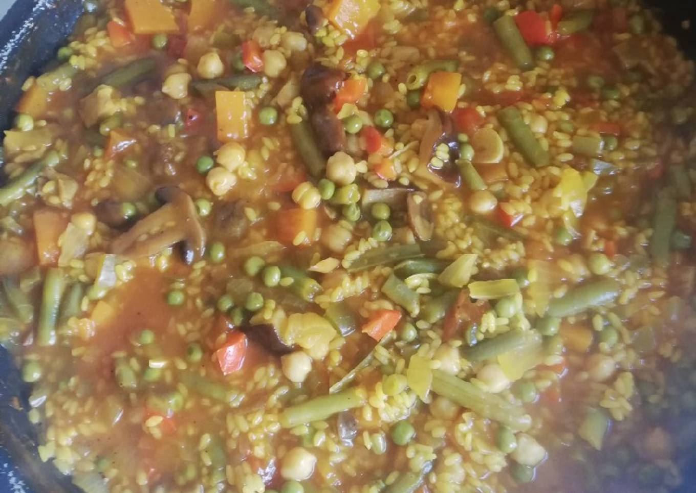 Paella con verduras y garbanzos