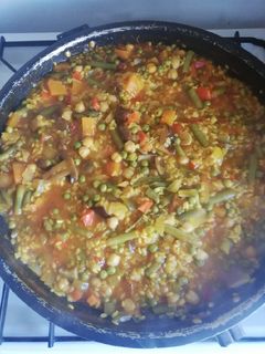 Una foto de Paella con verduras y garbanzos