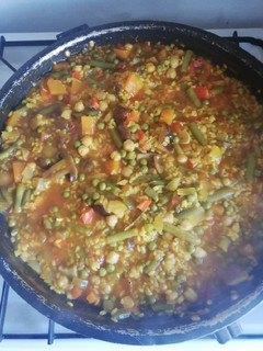 Una foto de Paella con verduras y garbanzos