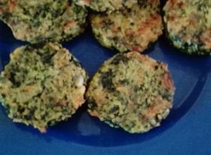 Una foto de Croquetas/hamburguesas de pollo y espinacas con avena extrafina