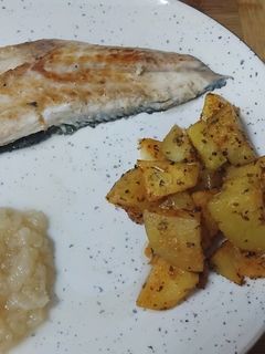 Una foto de 🐟 Lubina a la plancha con compota de pera 🍐
