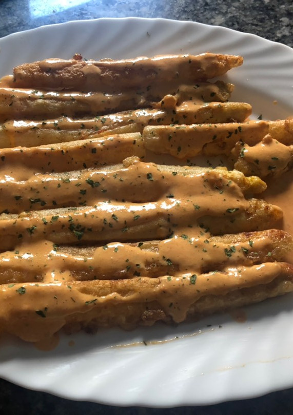 Una foto de Espárragos blancos naturales rebozados y con salsa de piquillo