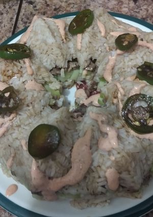 Una foto de Pastel de sushi con milanesa