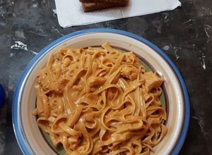 Una foto de Espaguetti con pollo en crema chipotle