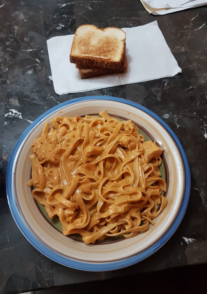 Una foto de Espaguetti con pollo en crema chipotle