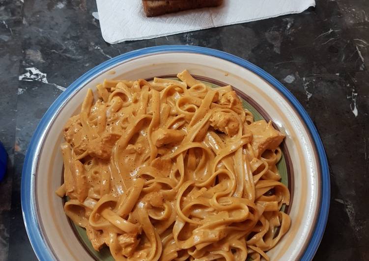 Espaguetti con pollo en crema chipotle