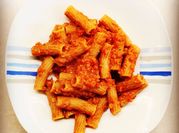 Una foto di pasta con lenticchie decorticate