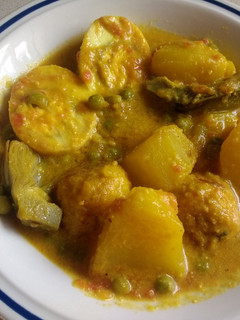 Una foto de Guisado de huevos duros y albóndigas de bacalao