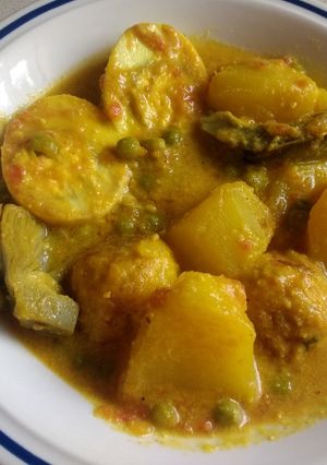 Una foto de Guisado de huevos duros y albóndigas de bacalao