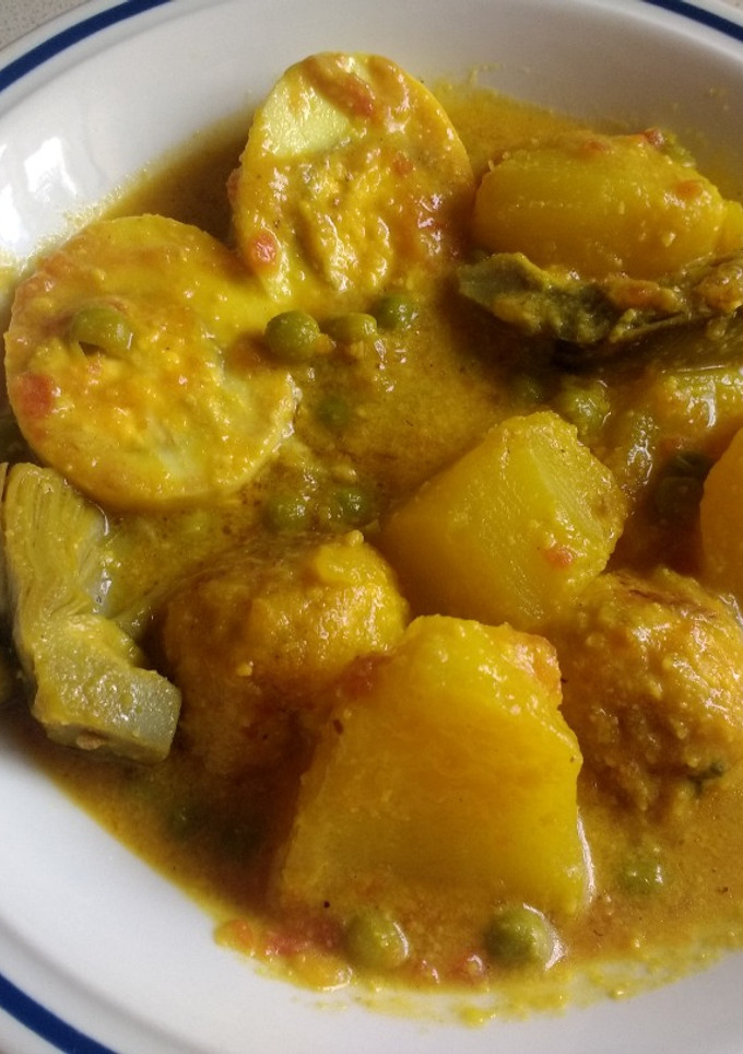 Una foto de Guisado de huevos duros y albóndigas de bacalao