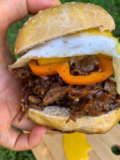 Una foto de Hamburguesa de bondiola braseada a la barbacoa y cerveza