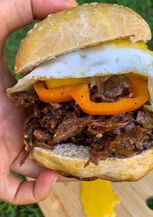 Una foto de Hamburguesa de bondiola braseada a la barbacoa y cerveza