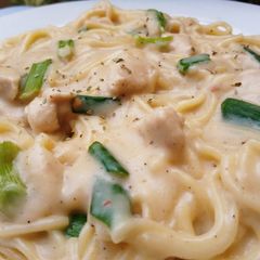 A picture of Chicken alfredo pasta.