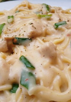 A picture of Chicken alfredo pasta.