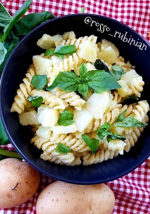 Foto di Pasta con patate e basilico fresco