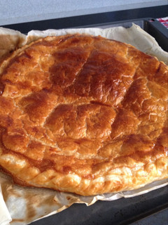 Una foto de Empanada casera de atún y alcaparras
