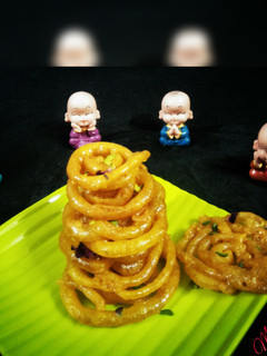 इंस्टेंट जलेबी (Instant jalebi recipe in Hindi) रेसिपी मुख्य फोटो