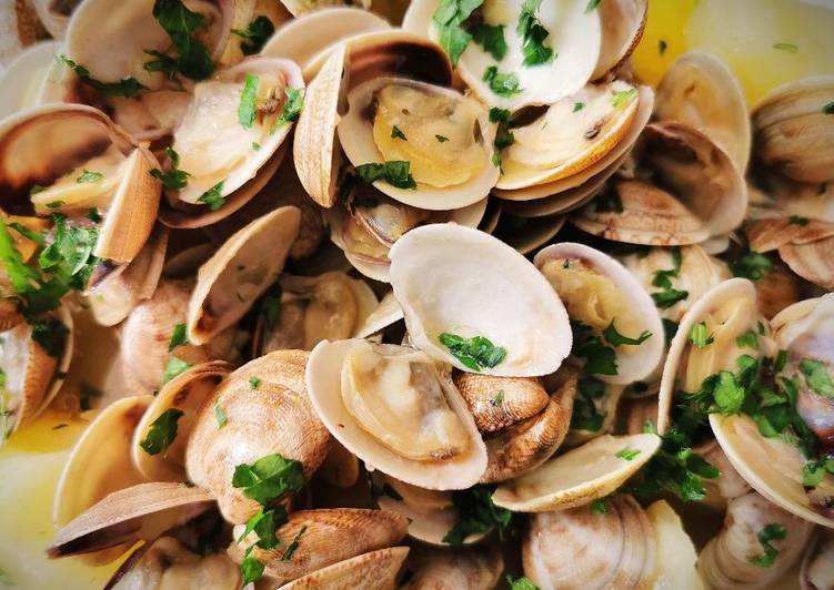 Chirlas con Patatas al Ajillo