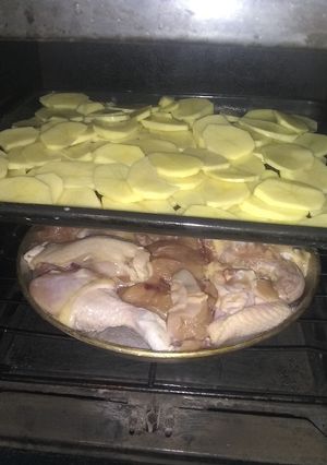 Una foto de Pollo con papas
