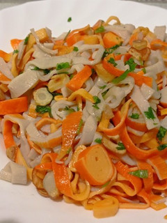 Una foto de Surimí de cangrejo y salmón al ajillo