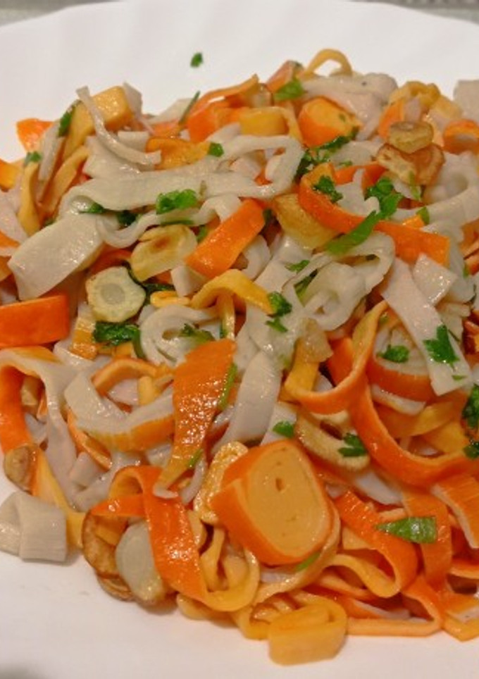 Una foto de Surimí de cangrejo y salmón al ajillo