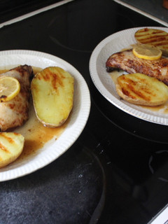 Una foto de Pollo asado con patatas al grill doble