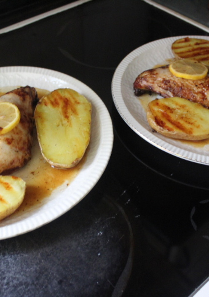 Una foto de Pollo asado con patatas al grill doble