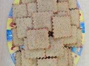 Una foto de crackers de harina de garbanzos