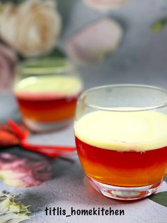 A picture of Three Color Jelly Custard.