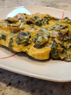 Una foto de Pollo en salsa cremosa de champiñones y espinacas