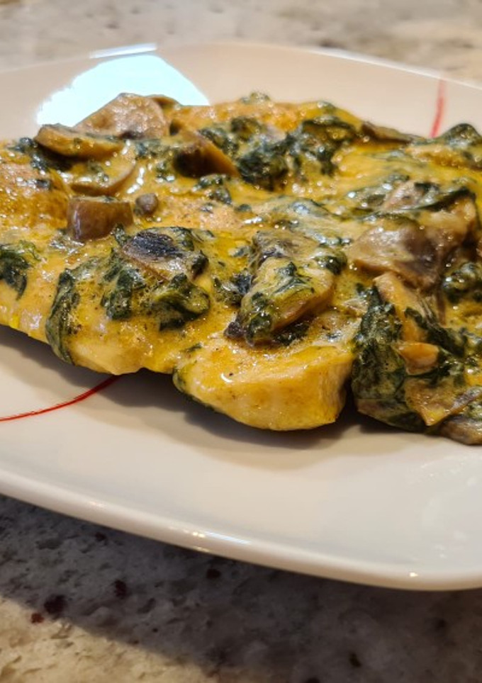 Una foto de Pollo en salsa cremosa de champiñones y espinacas