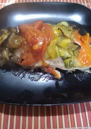 Una foto de Merluza colorida con salsa de naranja