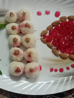 नारियल लड्डू (nariyal ladoo recipe in Hindi) रेसिपी मुख्य फोटो