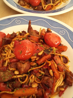 Una foto de Noodles con verduras, cherrys y cerdo con piñones al Wok
