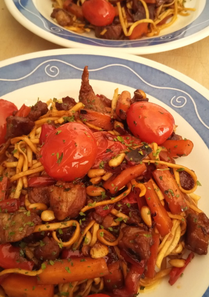 Una foto de Noodles con verduras, cherrys y cerdo con piñones al Wok