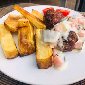 Albóndigas con salsa tártara, papas rústicas
