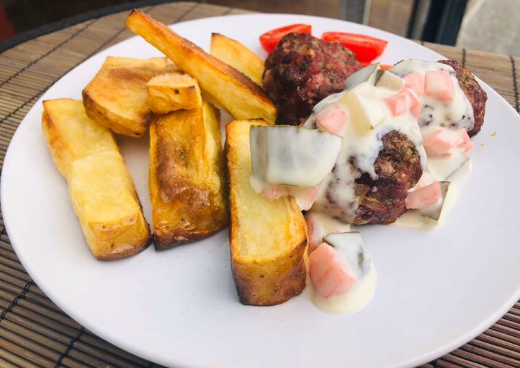 Albóndigas con salsa tártara, papas rústicas