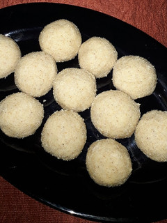 बिना पाकाचे रवा लाडू (Bina Pakache Rava Ladoo Recipe In Marathi) रेसिपी चे मुख्य फोटो