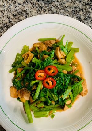 Hình của món Cần Tây xào thịt gà.