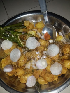 आलू छोले चाट (Aloo Chole Chaat Recipe In Hindi) रेसिपी मुख्य फोटो