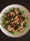Insalata con tonno, more, lamponi e pistacchi